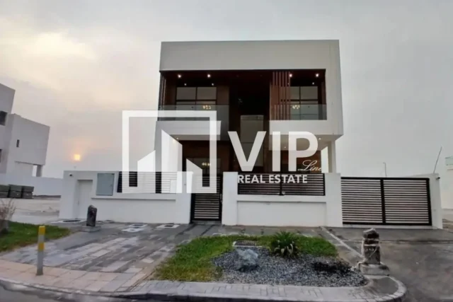 Designer 5BR Villa – Private Yard